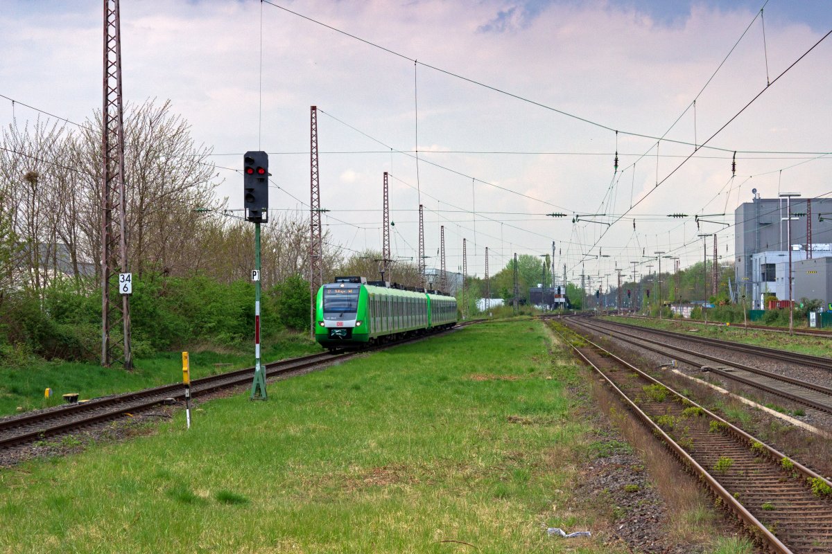 Auf der Fahrt von M�lheim nach Solingen hat diese Doppeltraktion mit 422 024 an der Spitze den Gro�teil der Strecke bereits zur�ckgelegt, als der Zug in Hilden einfuhr.