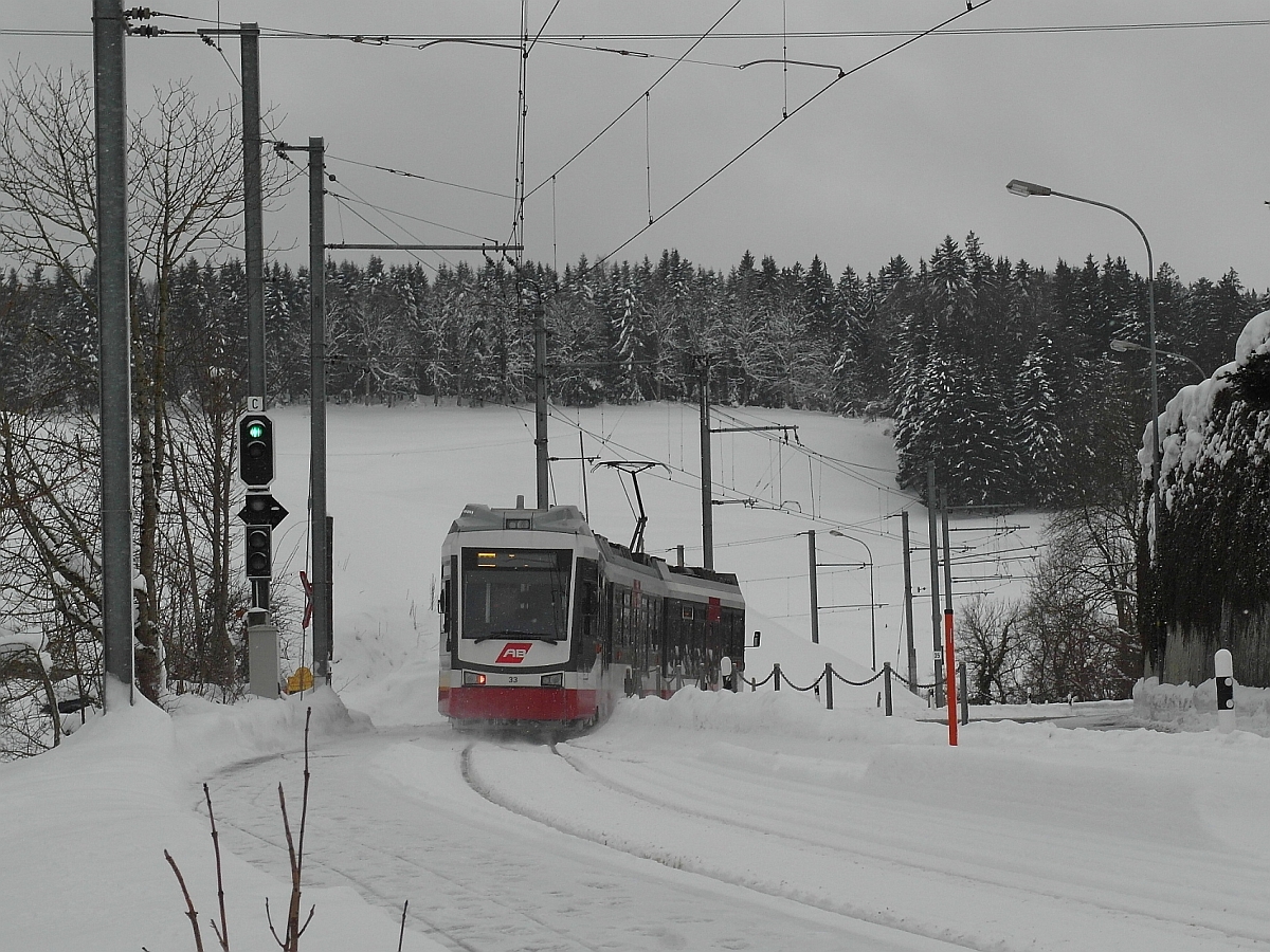 Auf der Fahrt nach Trogen hat am 01.02.2015 Triebwagen Nr. 33 'Speicher' gerade die Station 'Schwarzer Bären' verlassen.