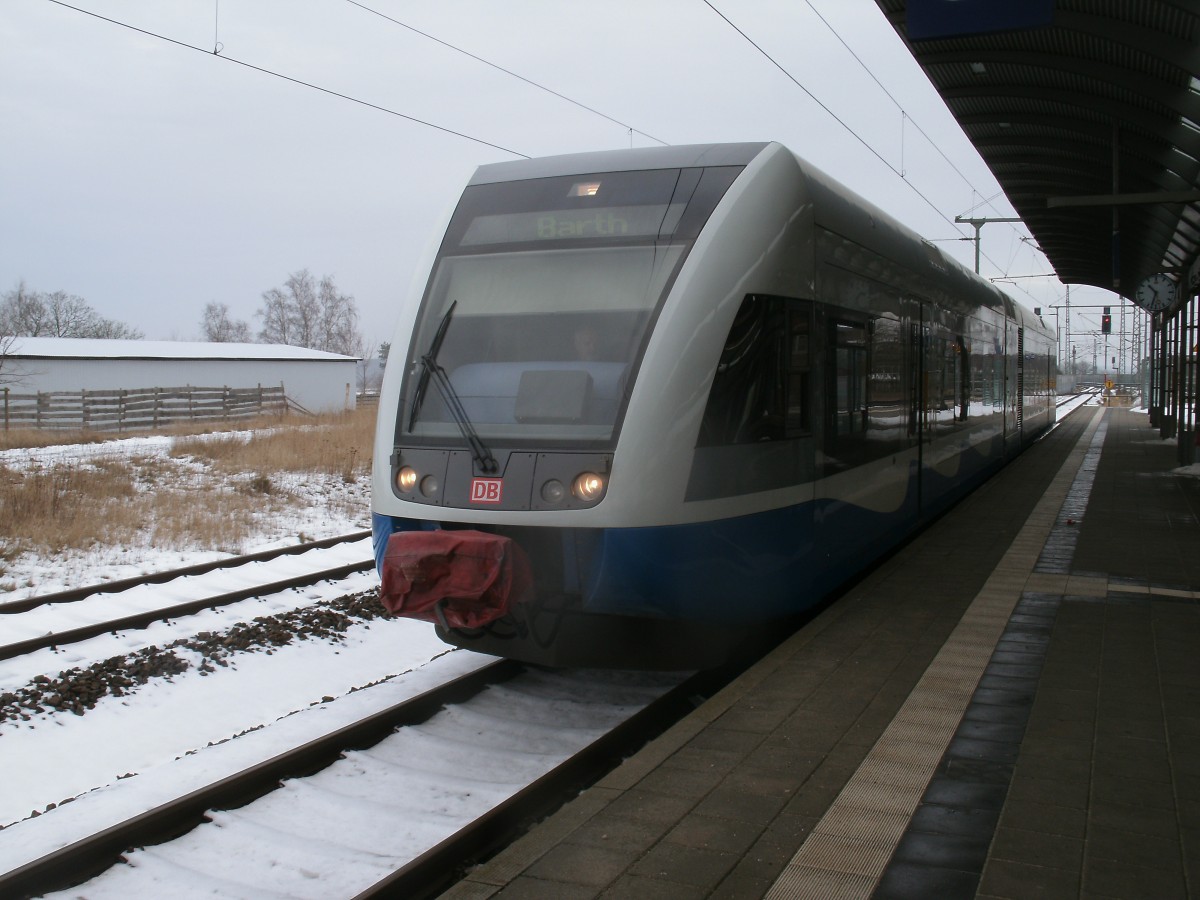 Auf der Fahrt von Stralsund nach Barth hielt der UBB 646 112-3,am 02.Februar 2014,auch in Velgast.