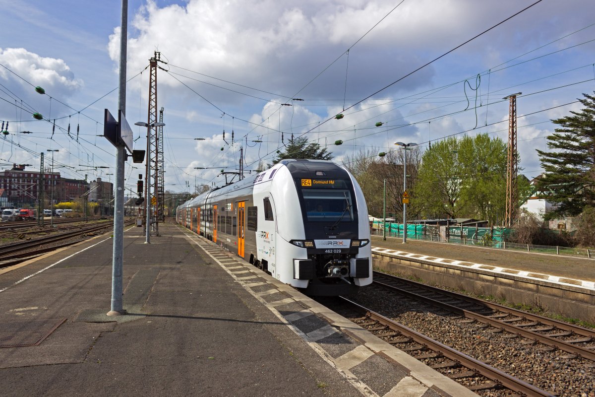 Auf der Linie RE4 fahren die Desiro HC-Triebwagen derzeit noch einzeln und nicht in Doppeltraktion, wie auf den anderen Linien des RRX-Vorlaufbetriebs. Der Grund daf�r d�rften Bauarbeiten an den Bahnsteigen in Dortmund sein. Genau dorthin war am 03.04.2021 462 029 unterwegs.