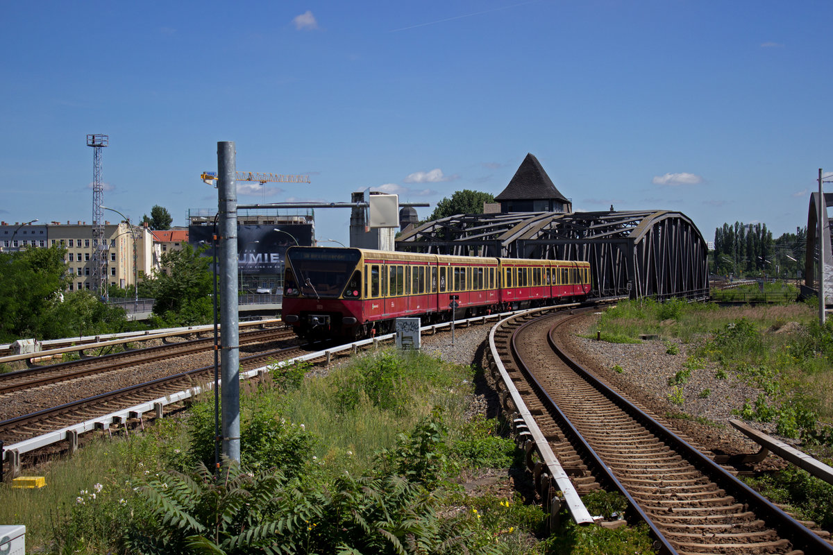 Auf der Linie S8 findet man eine bunte Mischung aller vorhandenen Baureihen der S-Bahn Berlin. So auch die Baureihe 480. Ein Halbzug ebendieser Bauart verlsst am 21.06.17 den Bahnhof Treptower Park in Richtung Norden.