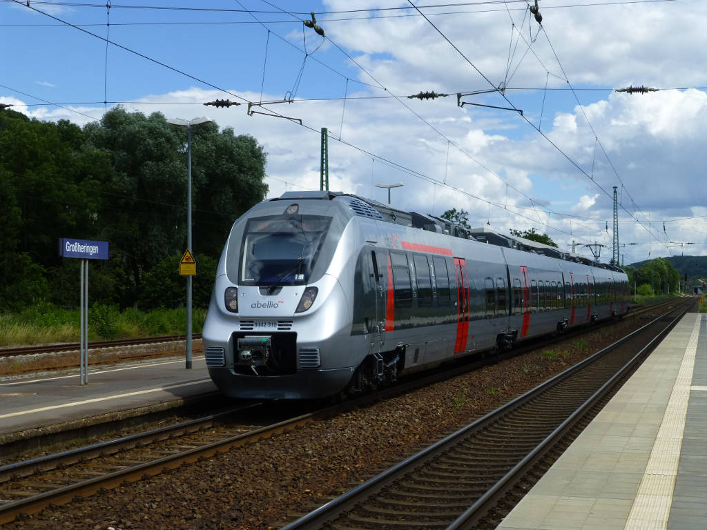 Auf der n�rdlichen Seite des Inselbahnsteigs halten die Z�ge der Relationen Erfurt - Naumburg. Am 3.7. 16 ist das eine RB nach Eisenach, genau genommen 442 310.