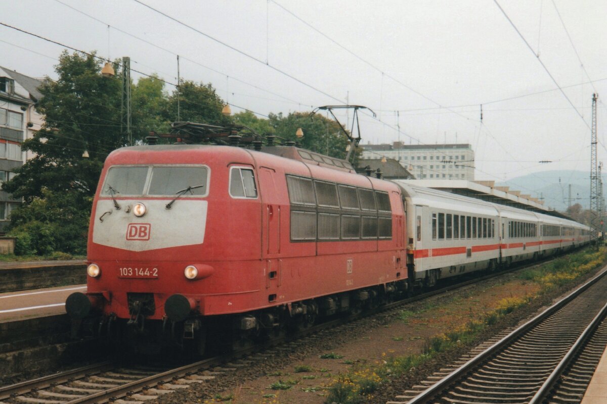 Auf dieser Scanbild steht 103 144 mit ein IC nach Norddeich Mole am 2 Oktober 2002 in Koblenz Hbf.