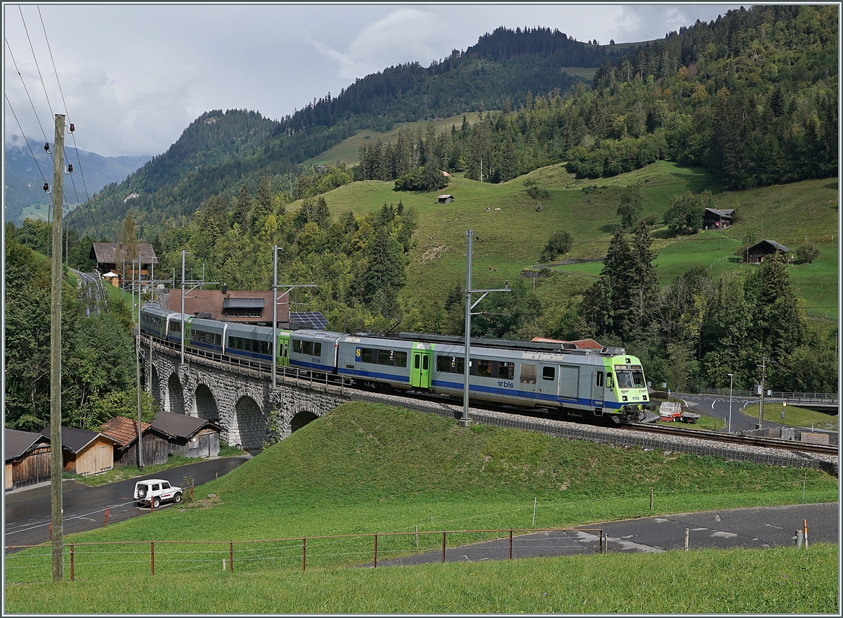 Auf der Strecke Zweisimmen - Interlaken werden zu Zeit die letzten Einsätze der EW III gefahren, aber nicht jeder RE wird mit diesem belieben Wagenmaterial angeboten: Bei Garstatt ist ein BLS RBDe 565 Pendlezug als RE nach Zweisimmen unterwegs. 

22. Sept. 2020