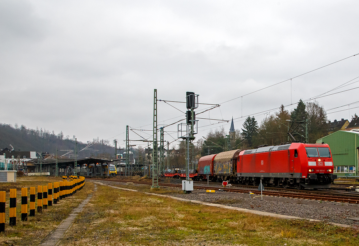 Auf Überholfahrt.....
Die 185 166-6 (91 80 6185 166-6 D-DB) der DB Cargo Deutschland AG fährt am 14.12.2021 mit einem sehr langen leere Coilzug durch Betzdorf/Sieg in Richtung Köln. Interessant ist die Tatsache das im Bahnhof (Gleis 106) auf diesem Richtungsgleis bereits der HLB VT 203 (LINT 27) zur Abfahrt bereit steht, so musste die 185 166 mit dem Güterzug den Dieseltriebwagen links auf Gleis 105 überholen und fuhr dann gleich wieder auf dem richtigen Richtungsgleis. Mit Fahrplanwechsel zum Dezember 2021 gibt es hier Durcheinander.

Die TRAXX F140 AC 1 wurde 2004 bei Bombardier in Kassel unter der Fabriknummer 33642 gebaut. 
