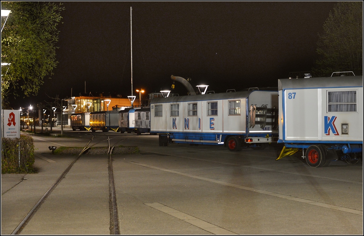 Aufladen des Zirkus Knie in Konstanz. Die ersten Wagen stehen schon parat während die Vorstellung noch läuft. April 2016.