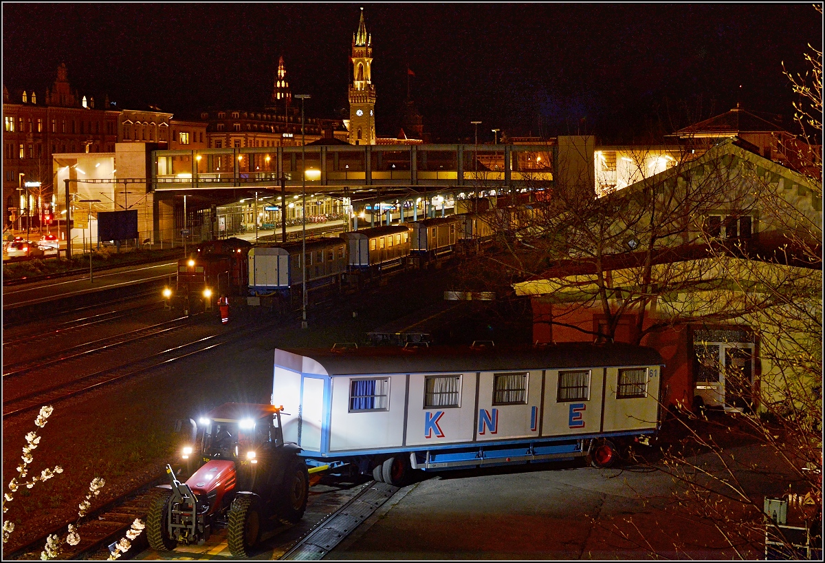 Aufladen des Zirkus Knie in Konstanz. Spektakulär sieht der Verlad vor der beleuchteten Stadtsilhouette aus. April 2016.
