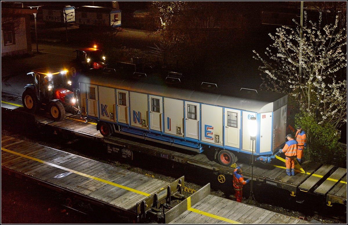 Aufladen des Zirkus Knie in Konstanz. Handarbeit beim Einparken. April 2016.