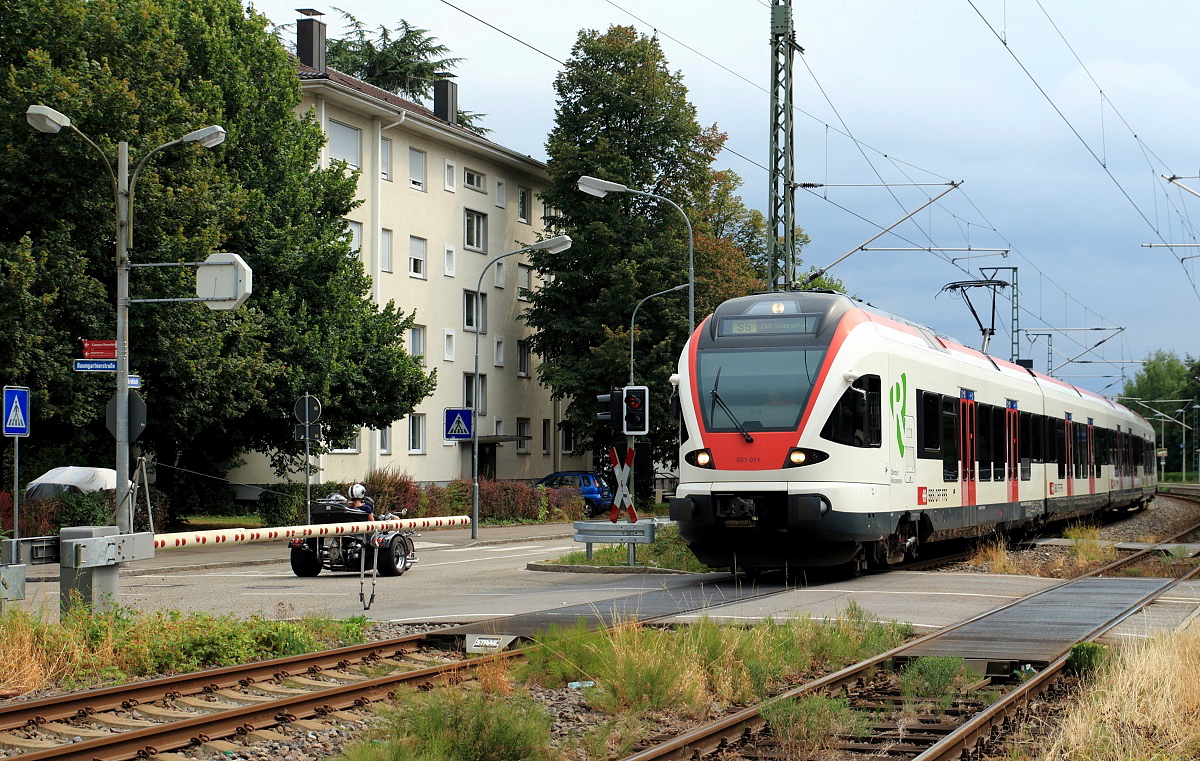 Aus dem Bahnhof Lörrach-Museum/Burghof fährt der RABe 521 011 der Regio S-Bahn Basel am 09.08.2015 in Richtung Zell im Wiesental aus