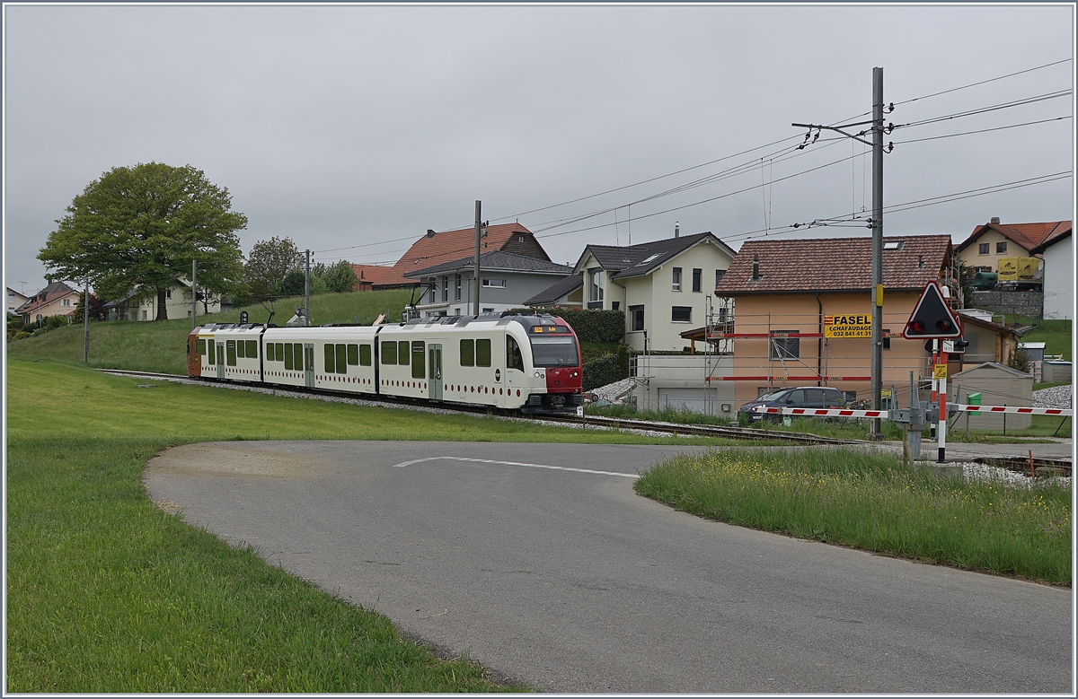 Aus der Gegenrichtung kommt der TPF SURF Be 2/4 / B / ABe 2/4 102, als S 50 nach Bulle. 

12. Mai 2020