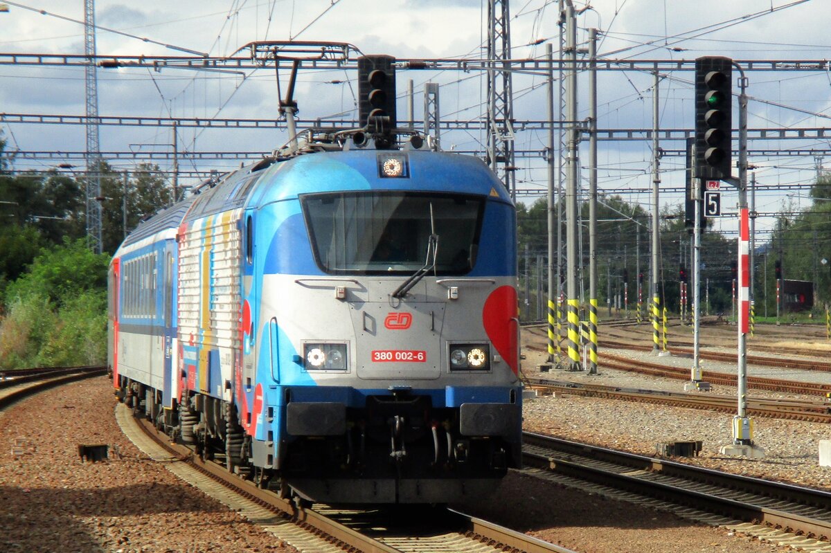Aus Linz Hbf kommend treft am 15 September 2017 CD 380 002 mit ein SchnellZug nach Praha hl.n. in Tabór ein.
