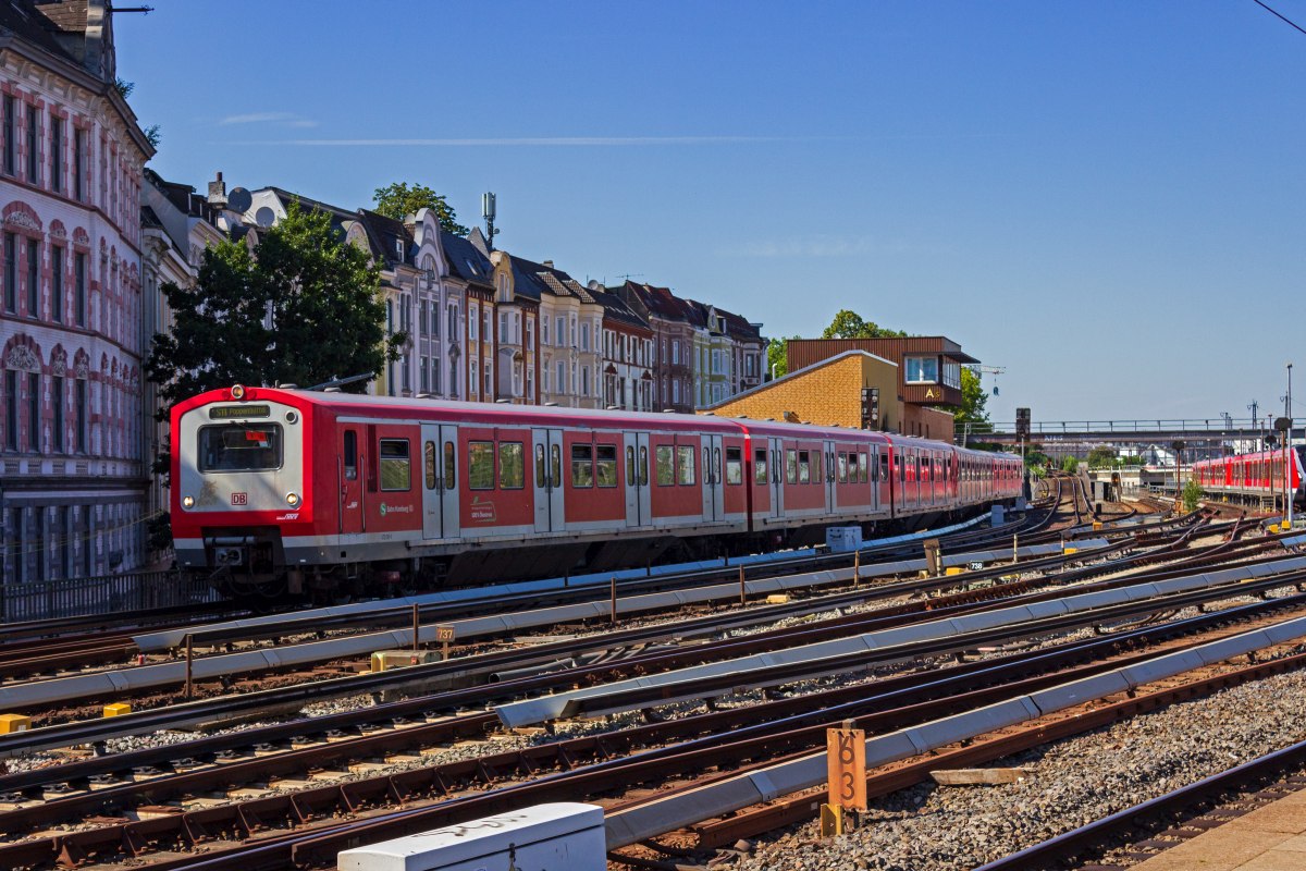Aus Richtung Blankenese kommend f�hrt ein 472-Doppel auf der HVZ-Linie S11 in den Bahnhof Altona ein. Dabei passieren 472 061 und ein weiterer Triebzug die ansehnlichen Altbauten neben dem Bahngel�nde.