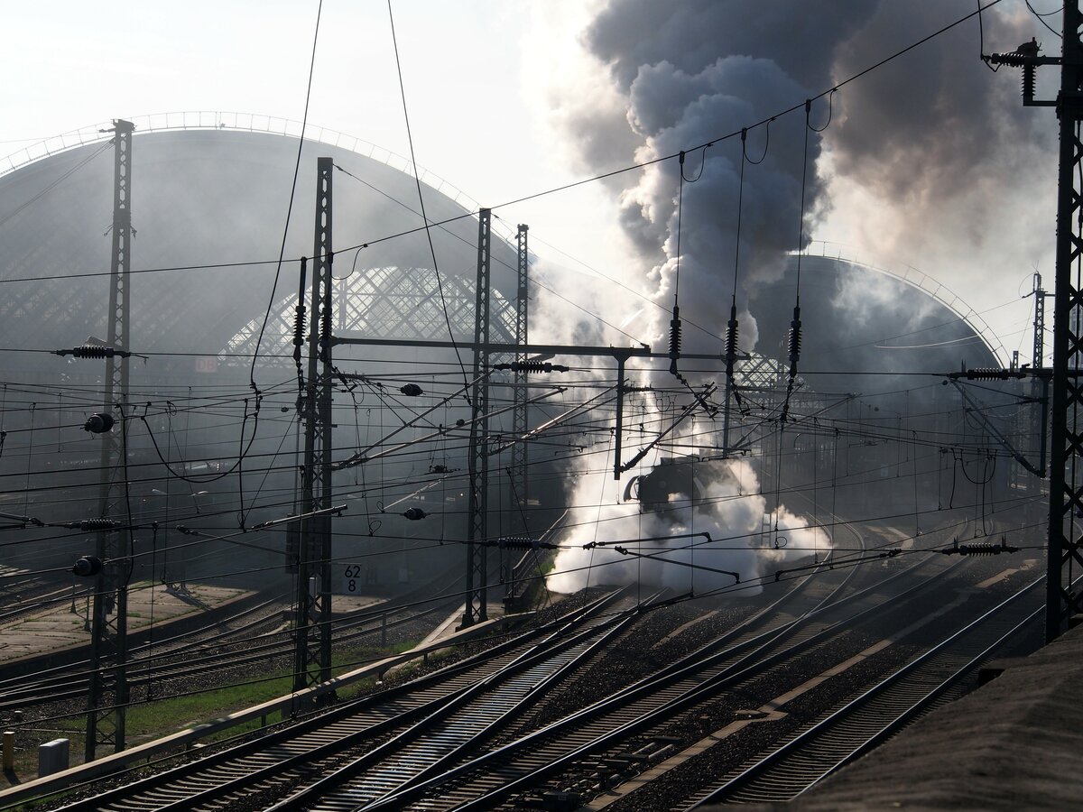 Ausfahrt des Dampfsonderzugs aus Dresden Hbf mit 35 1097 und 35 1017 am 19.04.2015.