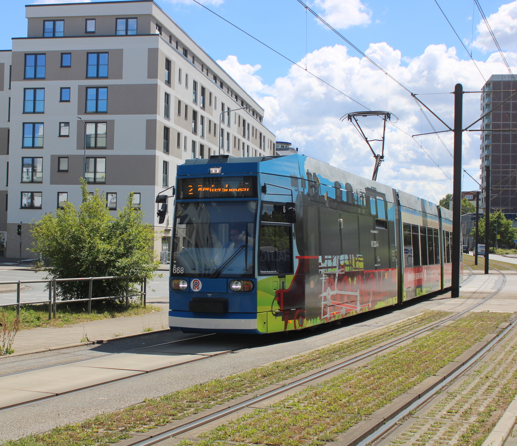 Bäderbahn Molli mit Stromabnehmer am 23.05.2025 in der Rostocker Innestadt.