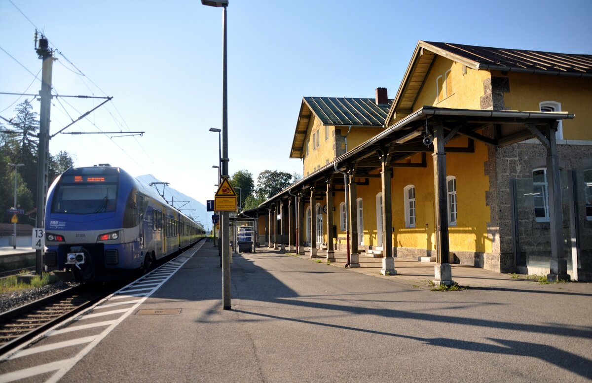 Bahnhof Brannenburg in Bayern, Bahnsteigseite mit BRB ET 305 (BR 430) auf Gleis 1 am 11.08.2022.