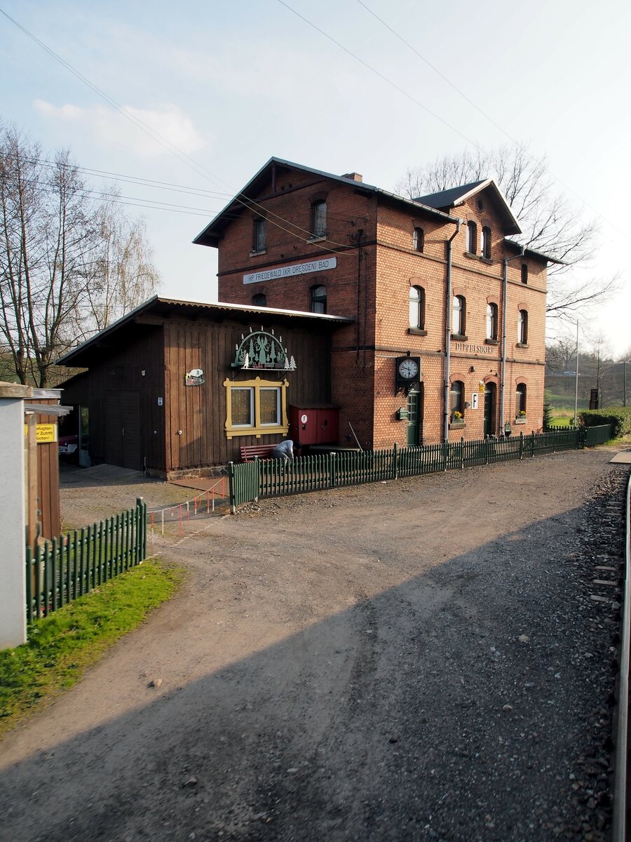 Bahnhof Friedewald (in Privatbesitz) an der L��nitztalbahn am 12.04.2016.