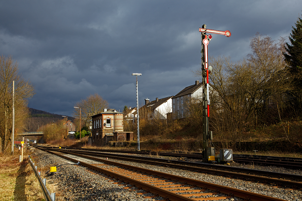 Bahnhof Herdorf am 15.02.2022: Vor dem 1901 gebautem mechanischen Weichenwärter Stellwerk Herdorf Ost (Ho), das Ausfahrtsignal (N2) vom Gleis 2, welches hier Hp 0 – Halt ! zeigt. 

Davor der „Schotterzwerg“, das niedrige Schutzsignal (Sh - “S“chutz“h“altsignal) zeigt Sh 1 – „Fahrverbot aufgehoben“ bzw. Ra 12 – „Rangierfahrt erlaubt“. Hier in der Verbindung mit dem Hp 0 zeigenden Hauptsignal, hebt es das hebt es das Rangierverbot auf.