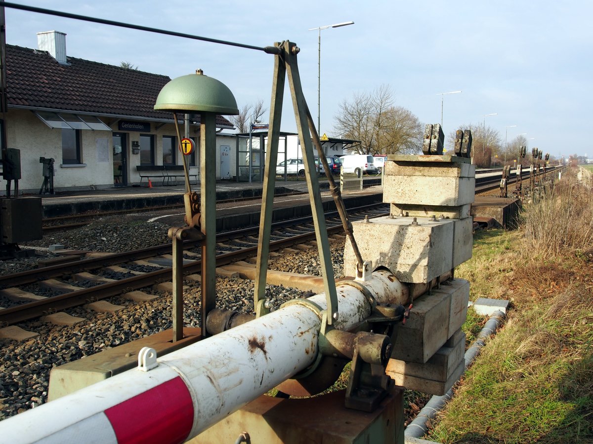 Bahnübergang Gerlenhofen im Illertal. Die Glocke der handbetriebenen Schranke wirkt wie ein Dinosaurer-Relikt im Illertal und könnte die letzte im Illertal sein, am 03.01.2020.