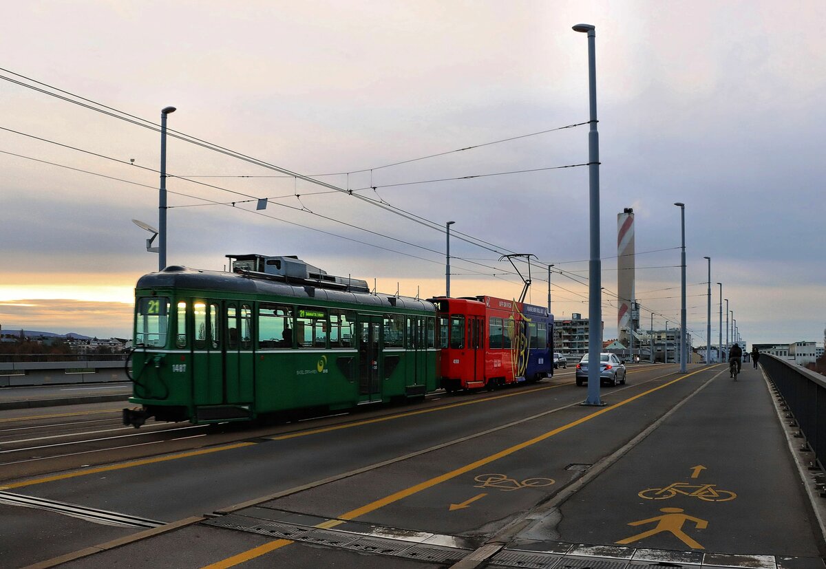 Bald endet der Einsatz von Vierachsern in Basel: Tramzug der Linie 21 vom Badischen Bhf zum Bhf St.Johann auf der Dreirosenbrücke. Motorwagen 490 mit Anhänger 1487. 7.Dezember 2021 