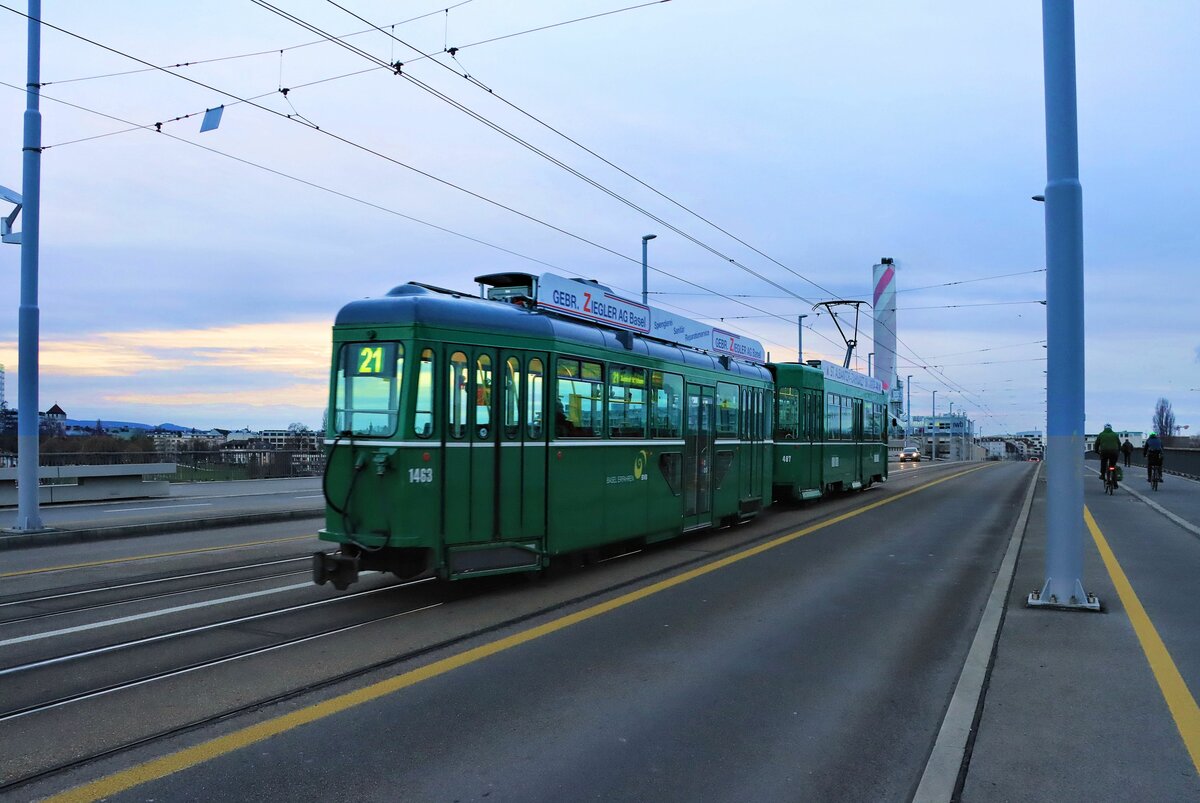 Bald endet der Einsatz von Vierachsern in Basel: Linie 21, die den deutschen (Badischen) und den französischen Bahnhof (St.Johann) über die Dreirosenbrücke verbindet. Motorwagen Be 4/4 487 mit Anhänger 1463. 7.Dezember 2021   