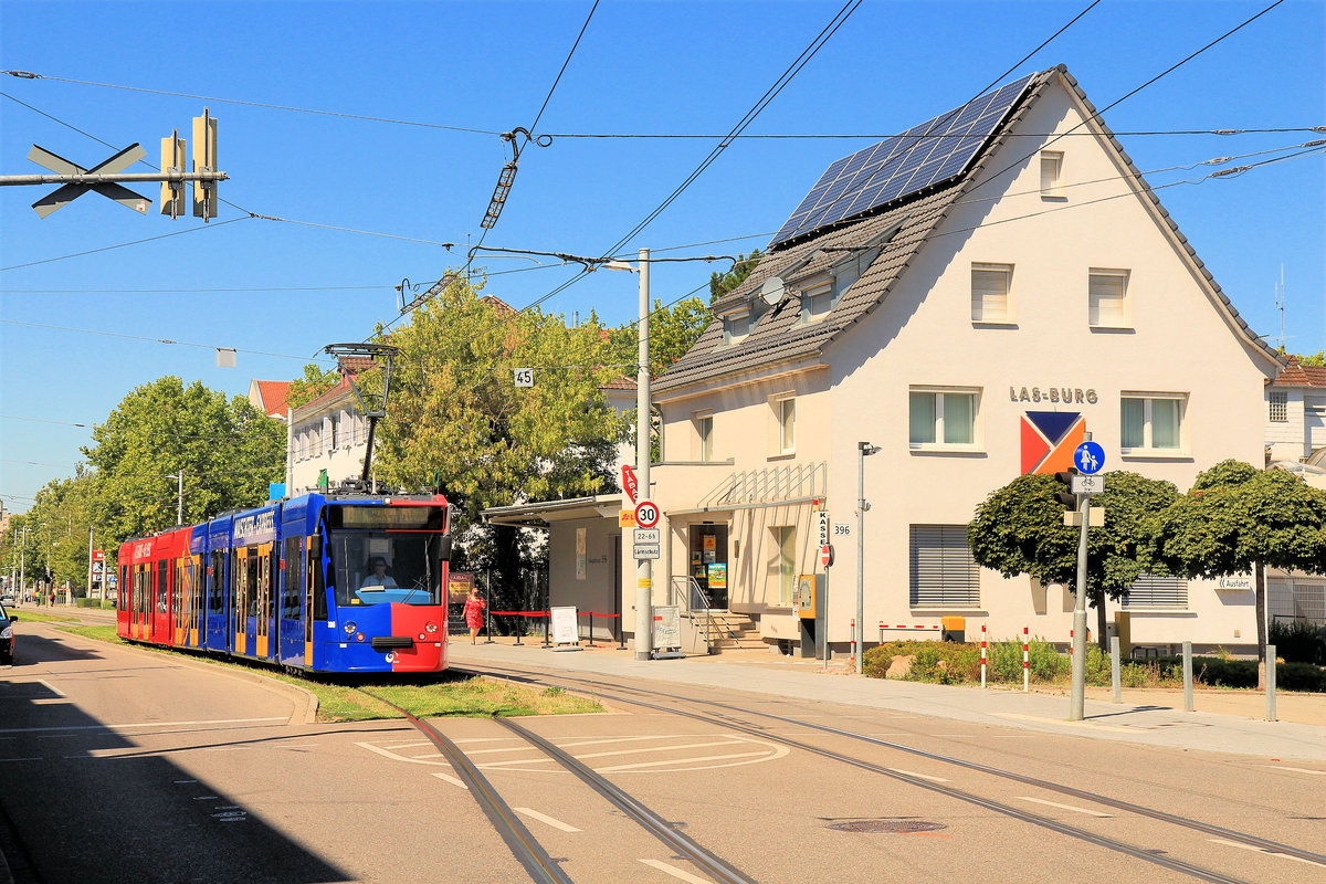 Basler Combino 306 fährt durch Friedlingen in Deutschland. 20.August 2020 