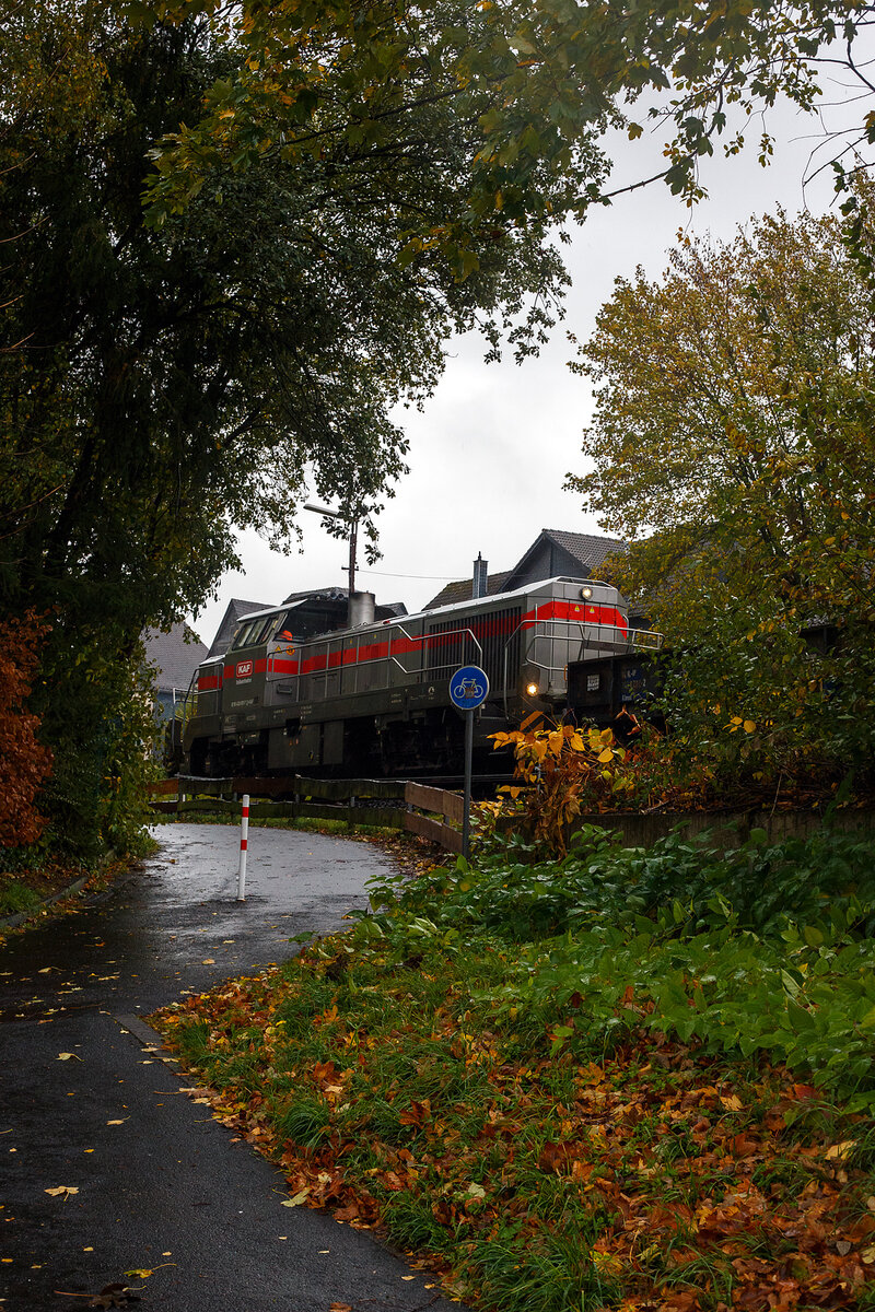 Baustelle Bahnhof Herdorf am 25 Oktober 2025, es schttete ohne Unterlass, dazu noch heftige Windben, aber die Arbeiten zur Erneuerung der Weiche 3 und der Rckbau mit Lckenschluss fr die drei aufeinander folgenden Weichen 22, 23 und 24 (Erneuerung Anschluss von Weiche 26 an Gleis 4) haben begonnen. So musste ich doch dem widrigen Wetter an die Strecke.

Hier die Vossloh G 12 – 4120 001-7 „Karl August“ (92 80 4120 001-7 D-KAF) der KAF Falkenhahn Bau AG mit einem Schotterzug. Der Zug besteht aus zweiachsigen Niederbordwagen der Gattung Klmos 702 der RailPro. 

brigens, die Lok trgt den Namen des Firmengrnders Karl August Falkenhahn, der die Baufirma 1919 in Kreuztal grndete. 

Die dieselhydraulische Vossloh G12 wurde 2010 von Vossloh in Kiel unter der Fabriknummer 5001919, als Prototyp gebaut und bereits auf der InnoTrans 2010 prsentiert, 2014 konnte ich sie selbst auf der InnoTrans 2014 als SLG Spitzke G 12 - SP - 012 (92 80 4120 001-7 D-VL) sehen und ablichten. Im Jahr 2017 wurde die Lok an die KAF Falkenhahn Bau AG (Kreuztal) verkauft. Aus Fachkreisen kann man hren, dass es wohl nicht so ein guter Wurf war und so bleibt diese G 12 ein Einzelstck. Lediglich von der diesel-elektrischen Variante (DE 12) wurden bisher 5 Stck gebaut. Die leistungsstrkere Serie G18 / DE 18 ist erheblich erfolgreicher.
