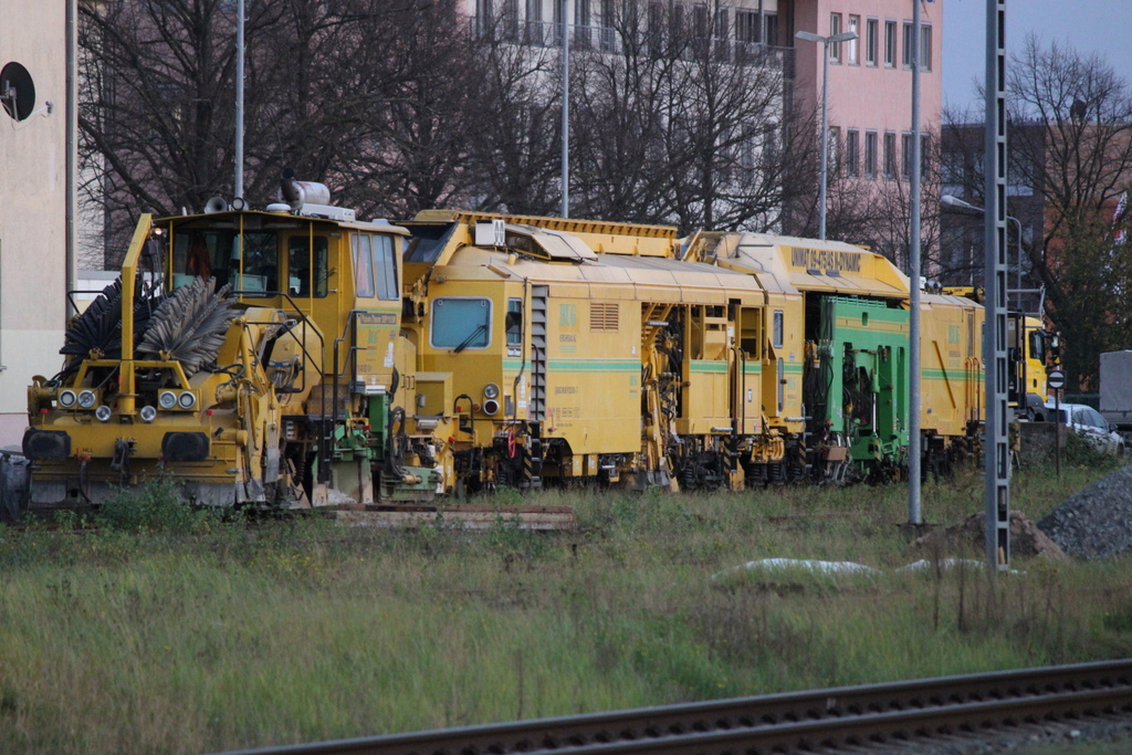 Bauzug am Abend des 03.11.2020 im Rostocker Hbf.