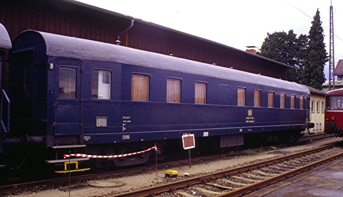 Bauzugwagen Wohn-Schlafwagen 428 Bauart Hecht mit Schwanenhalsdrehgestellen in Prien 1980.