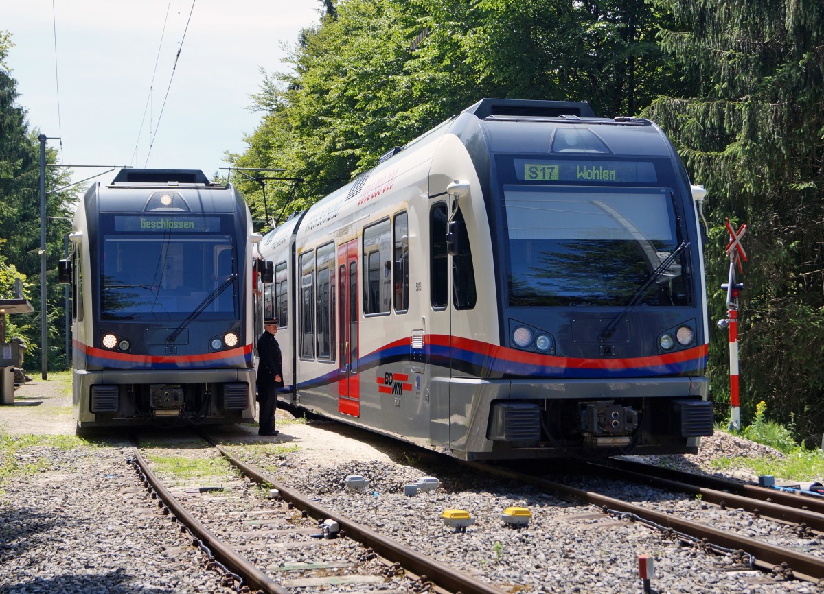 BDWM/DVZO/DBB: Ueber das Wochenende vom 26. bis 28. Juni 2015 verabschiedete sich die BDWM nach 140 Jahren vom Anschluss an das Europäische Normalspurnetz, weil durch die Aufhebung des Güterverkehrs auf normaler und schmaler Spur das Dreischienengeleise zwischen Wohlen und Bremgarten West nutzlos geworden ist. Mit dem WESCHTFÄSCHT und vielen Sonderfahrten nahmen Schüler und eine grosse Anzahl Festbesucher Abschied vom Dreischienengeleise auf diesem reizenden Streckenabschnitt. Sehr seltene Zugskreuzung mit zwei ABe 4/8 Doppeltraktionen  DIAMANT  auf der Station Erdmannlistein am 26. Juni 2015.
Foto: Walter Ruetsch   