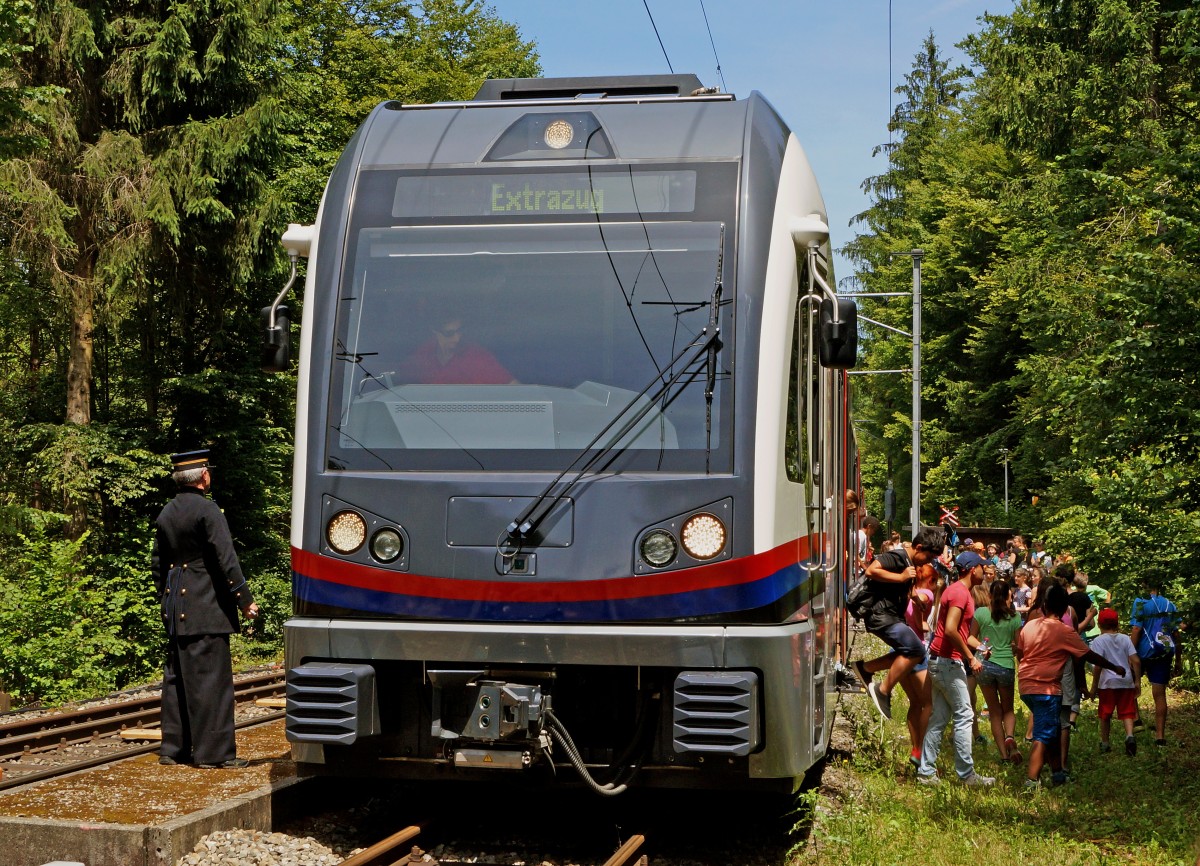 BDWM/DVZO/DBB: Ueber das Wochenende vom 26. bis 28. Juni 2015 verabschiedete sich die BDWM nach 140 Jahren vom Anschluss an das Europ�ische Normalspurnetz, weil durch die Aufhebung des G�terverkehrs auf normaler und schmaler Spur das Dreischienengeleise zwischen Wohlen und Bremgarten West nutzlos geworden ist. Mit dem WESCHTF�SCHT und vielen Sonderfahrten nahmen Sch�ler und eine grosse Anzahl Festbesucher Abschied vom Dreischienengeleise auf diesem reizenden Streckenabschnitt. Ein EXTRAZUG bestehend aus einer ABe 4/8 Doppeltraktion  DIAMANT  wartete auf der Station Erdmannlistein am 26. Juni 2015 eine Zugskreuzung ab.
Foto: Walter Ruetsch  