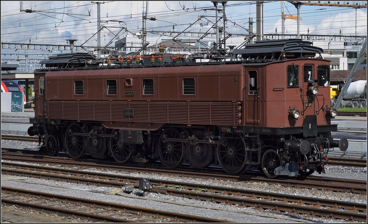 Be 4/6 12320 bei rangiert in Arth-Goldau. Bei diesen historischen Maschienen ist tatsächlich ein niederer Sonnenstand für besseres Ausleuchtung des Fahrwerks wichtig, aber ohne Alltagsbetrieb gibt es eben nur die Fotochancen nach Fahrplan. Top gepflegt ist sie allemal ein Motiv. Mai 2017.