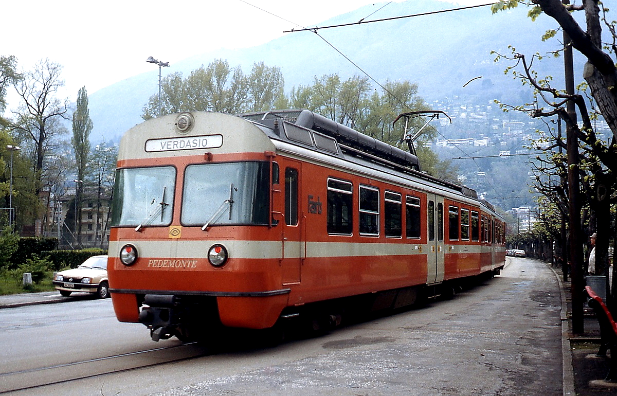 Be 4/8 41 oder 42 der Centolvallibahn nach Verdasio Mitte der 1980er Jahre auf dem 1990 stillgelegten oberirdischen Streckenteil in Locarno. Die Triebwagen wurden Anfang der 1990er Jahre an die FLP verkauft (Foto: Gerda Lüdicke). 