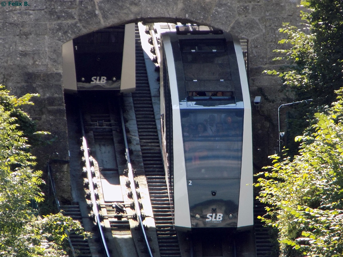 Begegnung zweier Bahnen der SLB zum Schloss von Salzburg in Salzburg am 22.08.2014
