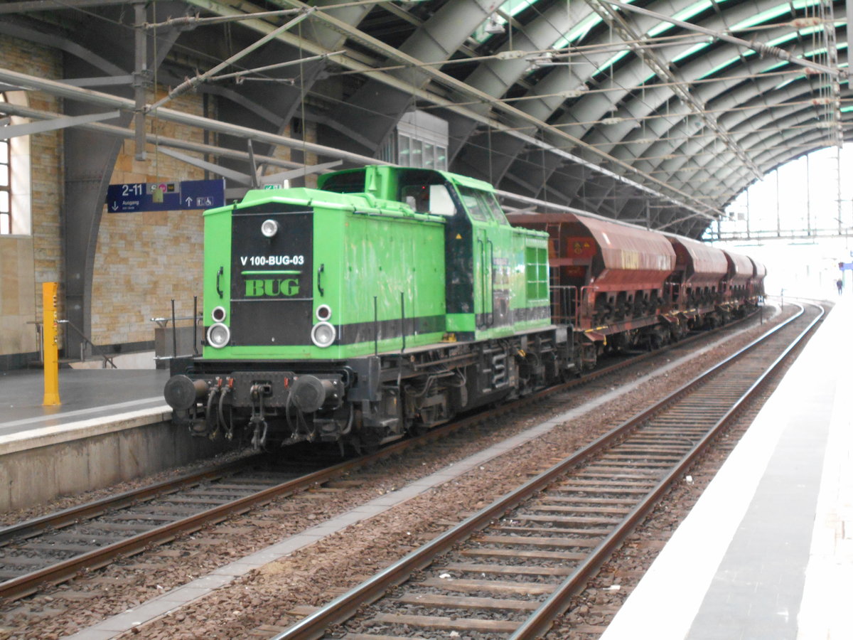 Bei den Bauarbeiten zwischen dem Ostbahnhof und Friedrichstra�e kam,am 27.Oktober 2018,die V100-BUG-03 zum Einsatz.Aufnahme in Berlin Ostbahnhof.