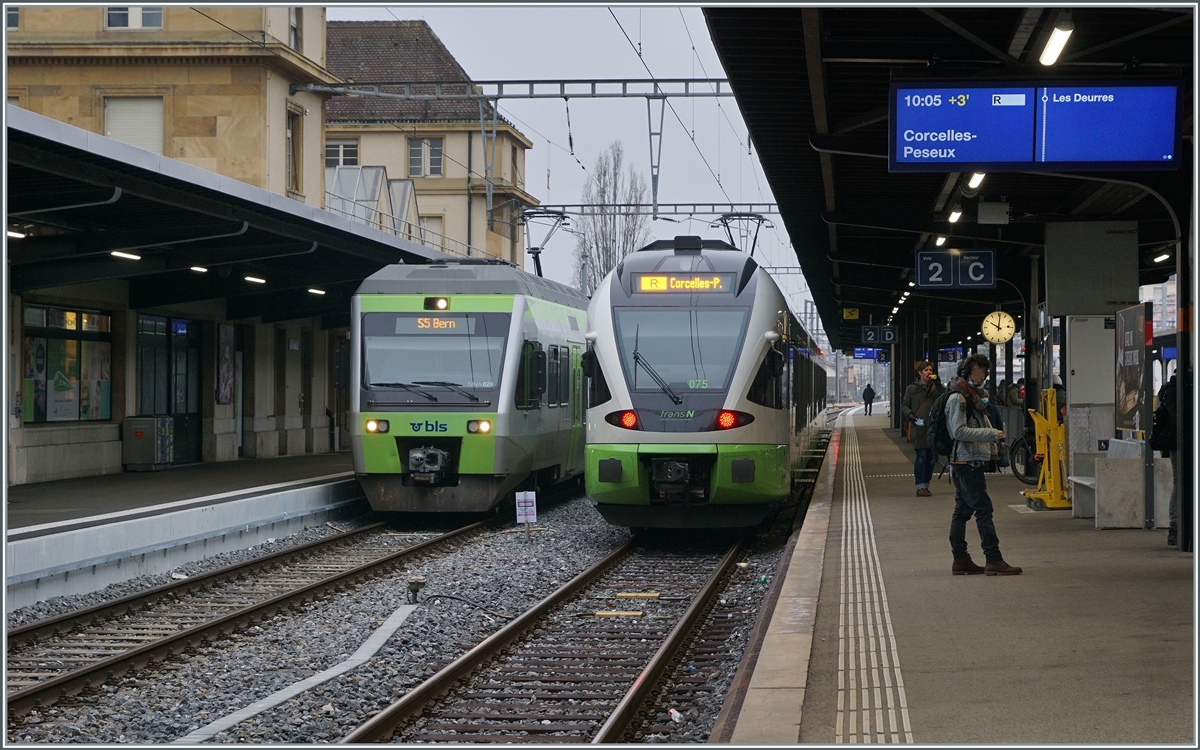 Bei dem dumpfen Licht scheint die Farbgebung des BLS NINA RABe 525 029 und des von der SBB gemieteten TransN Flirt RABe 532 074 zumindest was das Grün betrifft ziemlich ähnlich zu sein. 

Neuchâtel, den 20. Dez. 2021