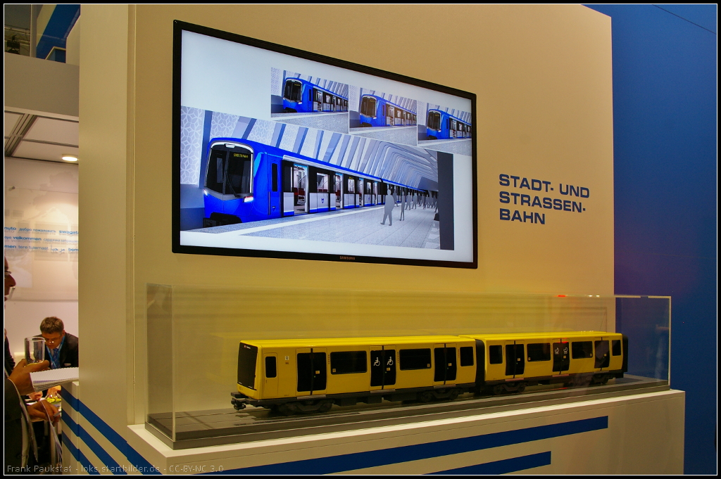 Bei dem Modell des U-Bahn Typ IK fr die Berliner BVG handelt es sich um ein in der Entwicklung befindlichen Zug von Stadler Pankow fr das Kleinprofilnetz der BVG. Ab 2015 sollen zwei Prototypen eingesetzt werden, ab 2017 weitere 34 Serienfahrzeuge wenn es keine Probleme gibt. Ausgestellt war das Modell auf der InnoTrans 2014 in Berlin am Stand von Stadler

Webseite Wikipedia (deutsch): http://de.wikipedia.org/wiki/BVG-Baureihe_IK
