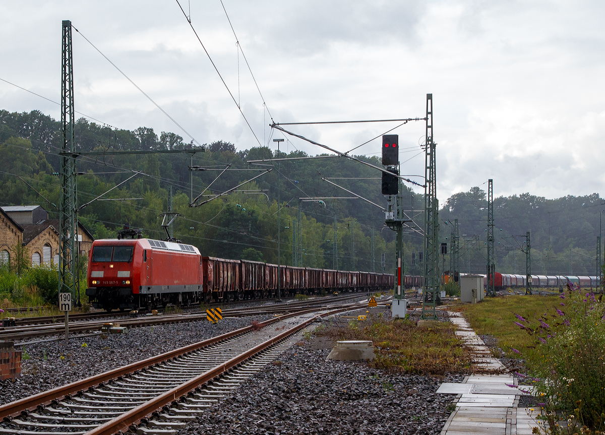 Bei einem kurzen Regenschauer....
Die 145 067-5 (91 80 6145 067-5 D-DB) der DB Cargo AG fährt am 20.08.2021 mit einem offenen Güterzug durch den Bahnhof Betzdorf (Sieg) in Richtung Siegen.

Die TRAXX F140 AC wurde 2000 von ADtranz (ABB Daimler-Benz Transportation GmbH) in Kassel unter der Fabriknummer 33394 gebaut. Im April hatte ich sie an gleicher Stelle vor der Linse, da fuhr sie für MEG - Mitteldeutsche Eisenbahn GmbH. Diese Zeichen trägt sie nun nicht mehr, ob sie nun wieder für die DB Cargo AG fährt oder anderwärtig vermietet ist, ist mir unbekannt.
