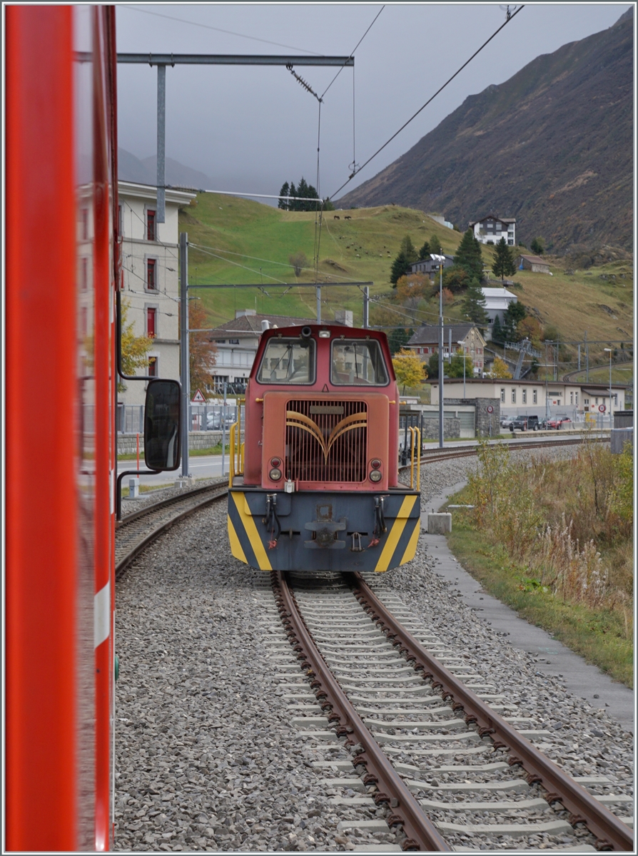 Bei der Einfahrt in Andermatt sah (und fotografiere) ich diese kleine Diesellok. Nach einigen Recherchen denke ich, dass es sich um den MGB Tm 2/2 74 handeln könnte. Falls dies zutrifft, überlasse ich nun die Beschreibung Armin: (Zitat Anfang)  Die kleine Diesellok (Diesel-Rangiertraktor) Tm 2/2 74 der MGB (Matterhorn Gotthard Bahn), (ex BVZ 74, ex DB 333 901-7, ex Kerkerbachbahn, Limburg (Lahn)  18  ) (Zitat Unterbruch)

Die Lok wurde 1958 bei Ruhrthaler (Mülheim/Ruhr) unter der Fabrik-Nr. 3574 als Typ D 250 VK/V (1.000 mm Spur), für die Kerkerbachbahn in Limburg an der Lahn als  18  gebaut, dort wurde sie schon 1961 umgespurt auf 1.435 mm. Nach Einstellung der Kerkerbachbahn ging sie an die DB als 333 901-7, wo sie dann im Mai 1979 augemustert wurde. Nach mehreren Stationen in Deutschland wurde sie dann 1991 von der BVZ gekauft und wieder auf 1.000 mm umgespurt und unter der Betr.-Nr. 74 eingesetzt. (Zitat Ende) und damit besten Danke für die Beschreibung.

Aufnahmedatum: 19. Okt. 2023