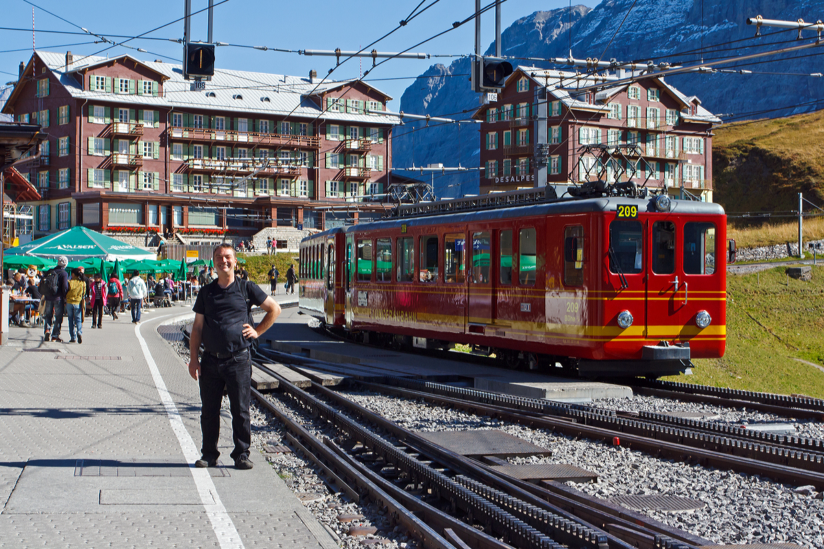 
Bei Kaiserwetter beim Bahnhof Kleine Scheideeg am 02.10.2011, links unser Webmaster Baujahr 1963 und rechts steht der ein Jahr jngere Triebzug der Jungfraubahn, bestehend aus dem BDhe 2/4 Triebwagen Nr. 209 und dem Steuerwagen Bt 33. 
Im Hintergrund das Hotel Bellevue des Alpes.
