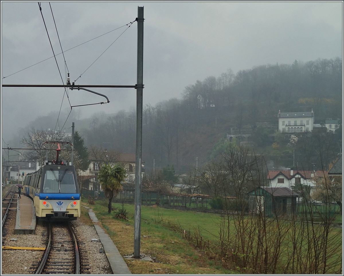 Bei Masera kreuzte unser  Centovalli-Express  den  Treno Panoramic Vigezzo Vision , welcher hier zu sehen ist.
22. März 2014