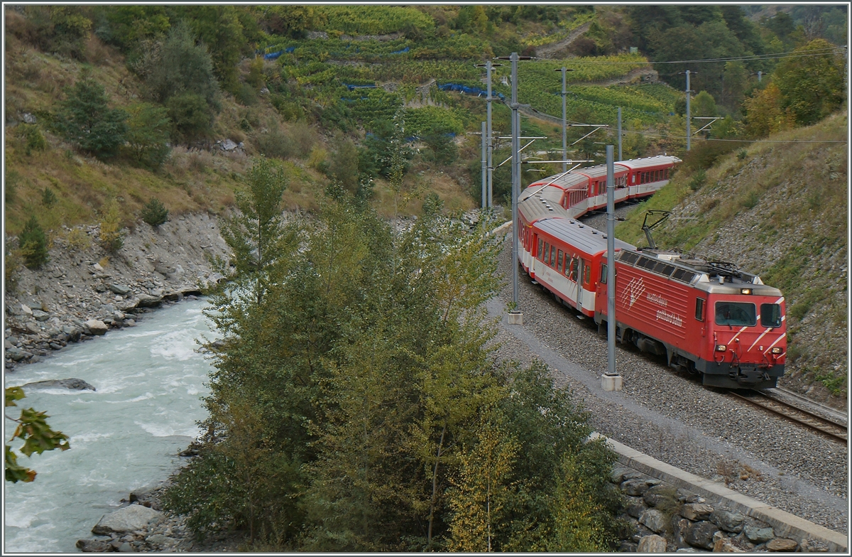 Bei Neubrück zieht eine HGe 4/4 mit einem MGB Regionalzug Richtung Zermatt.
30. Sept. 2014
