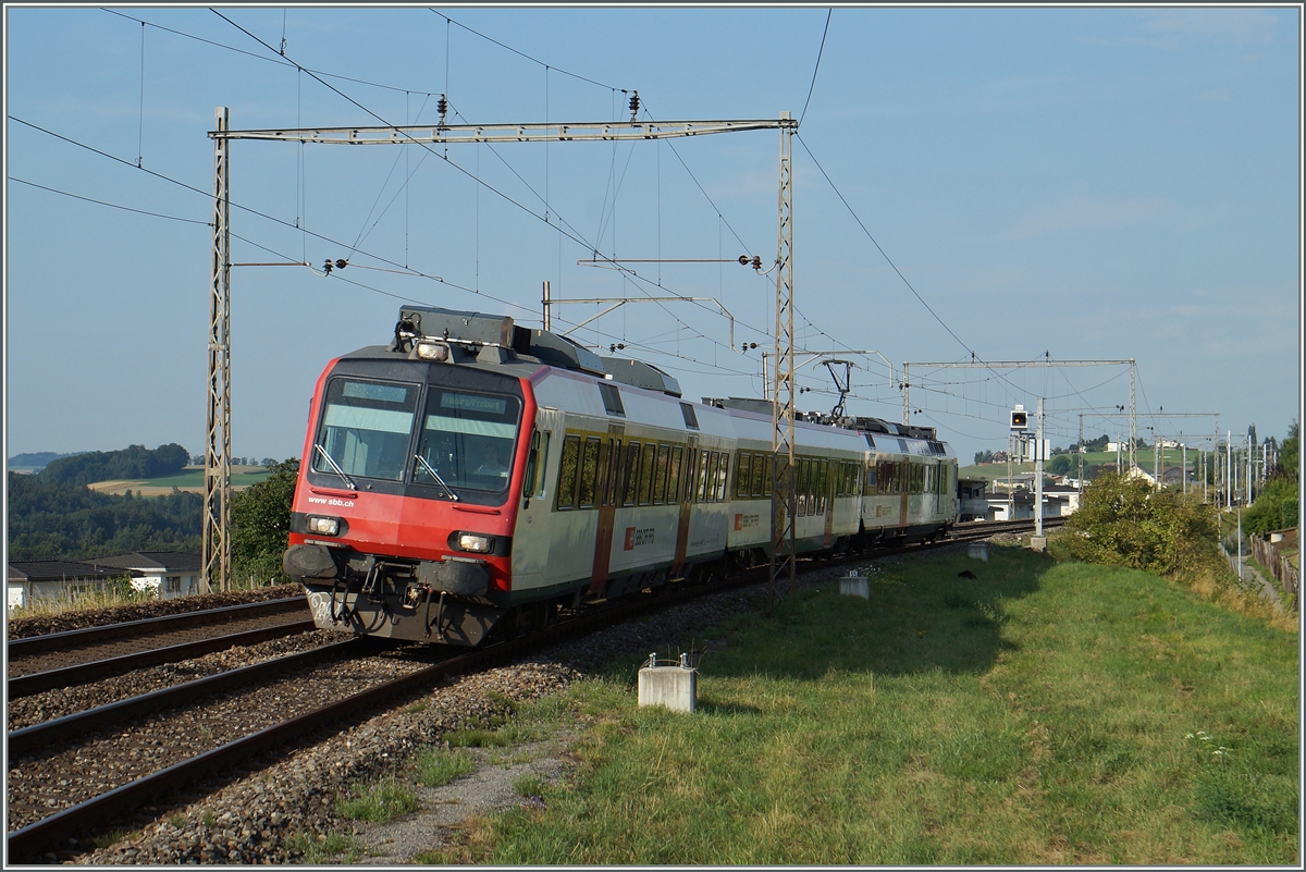 Bei Neyruz und im weiteren Streckenverlauf Richtung Rosé stehen wohl noch die letzten alten, aber sehr filigranen Fahrleitungsmaste zwischen Genève und St.Gallen.
Auf dem Bild ist eine S 40 von Romont nach Fribourg der Ankunft de Haltestelle Neyruz zu sehen.
6. August 2015
