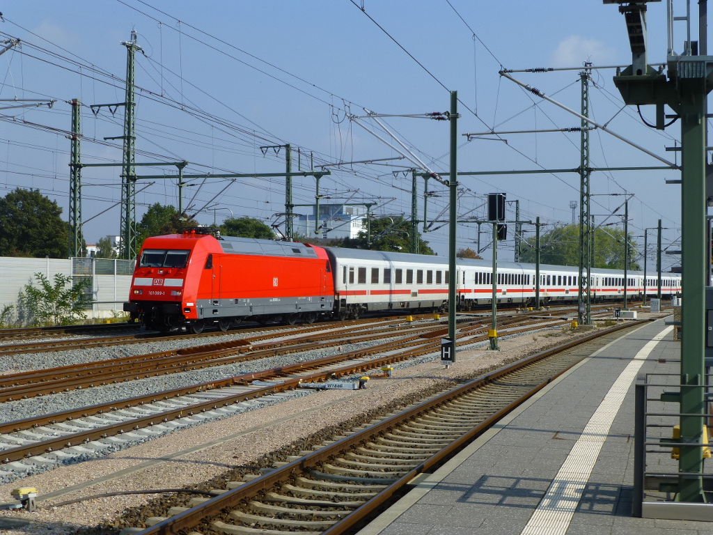 Bei sonnigstem Oktoberwetter war bei der DB wohl eine Garnitur ausgefallen, denn hier fährt 101 089 mit Ersatzwagen in den Erfurter Hbf ein.