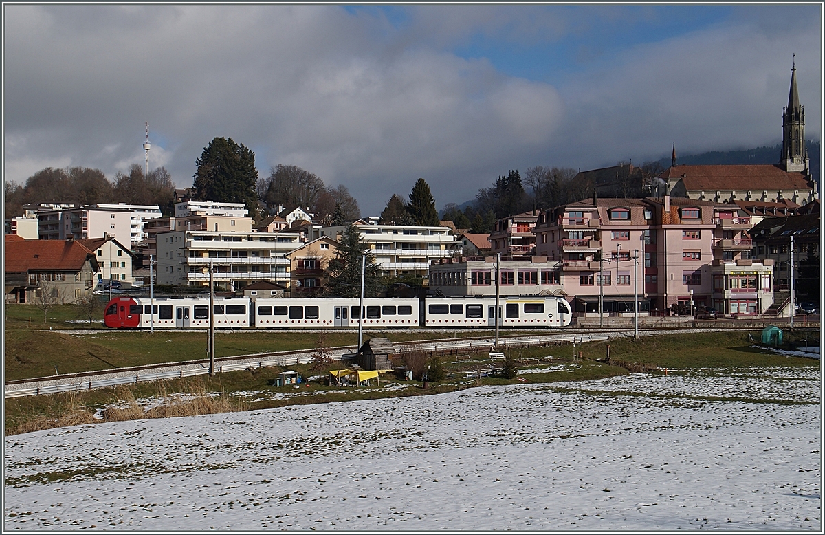 Bei der TPF sind dein neune Stadler Treibzüge schon weithend im Einsatz, hier verlässt eine ABe 2/4 + B + Be 2/4 Châtel St-Denis Richtung Bulle.
29.01.2016