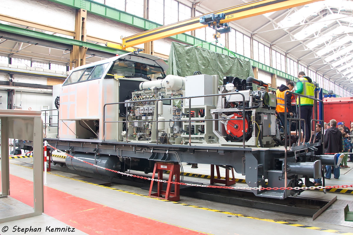 Bei dieser V100 handelt es sich um die im Jahre 1998 ausgemusterte 202 291-1. Sie wird bei ALSTOM Lokomotiven Service GmbH in Stendal, gem�� Umbaukonzept  BR 203.7  zu einer Hybridlok umgebaut. Nach ihrer Fertigstellung wird sie vermutlich eine Werkslok bei VW - Volkswagen AG in Wolfsburg werden. War zu sehen beim Tag der offenen T�r 2013 bei Alstom in Stendal. 21.09.2013