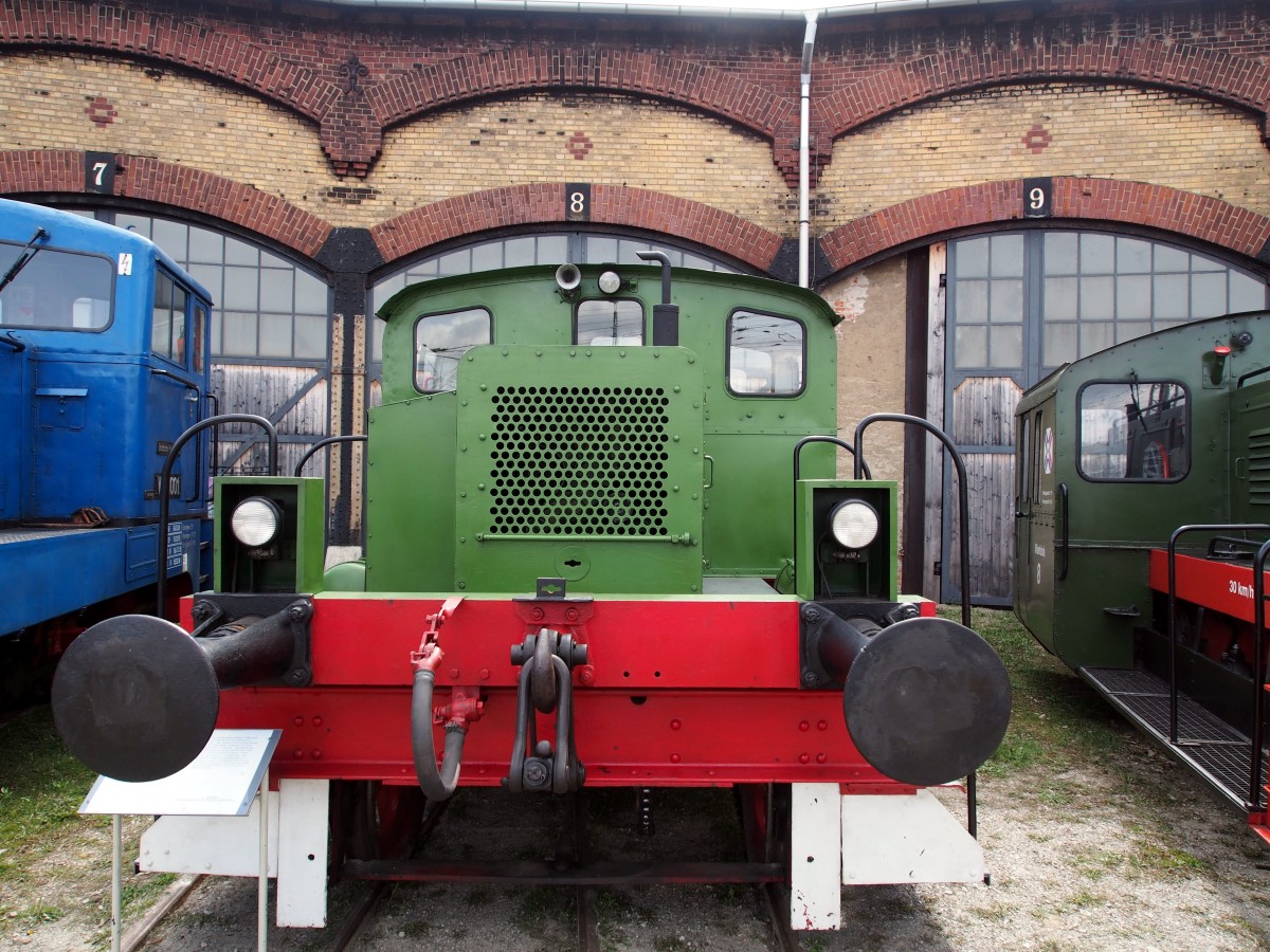 Beim 7. Dampfloktreffen im Bw Dresden Altstadt am 17.04.2015 wurde die Kö 0073 aus dem Museumsbestand ausgestellt. Die daten sind: Hersteller Windhoff, Baujahr 1933 mit FabrikNr. 241. LüP 5800mm, Treibraddurchmesser 800mm, Dienstlast 7to mit Achlast 3,5to (Achsfolge B) , Vmax 20km/h, Leistung 28PS mit Bremssystem Fußbremse!