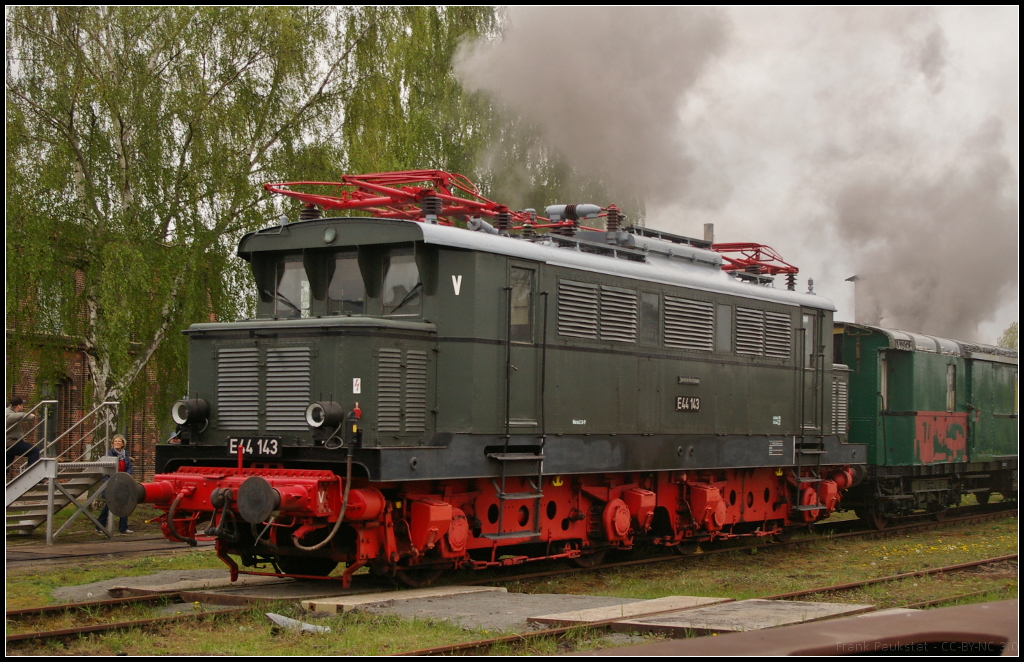 Beim Fest  30 Jahre Traktionswechsel Wittenberge  am 06.05.2017 stand auch E 44 143 mit einigen Wagen neben dem Ringlokschuppen. Den Qualm den man im Hintergrund sieht kommt nicht von der Ellok, sondern von Emma, die gerade wieder ihre Gäste zurück brachte. Die E 44 wurde 1942 von Henschel & Sohn in Kassel im Jahr 1942 mit der Nummer 25384 gebaut und an die DRB ausgeliefert. Nach dem 2. Weltkrieg war sie als Kriegsbeute beim Ministerstwo Putej Soobschenija bis 1952, bevor sie wieder zur DR zurück kam. Zuletzt war sie bei der Deutschen Bahn AG, Geschäftsbereich Traktion, im Einsatz. Heute befindet sie sich in Privatbesitz.