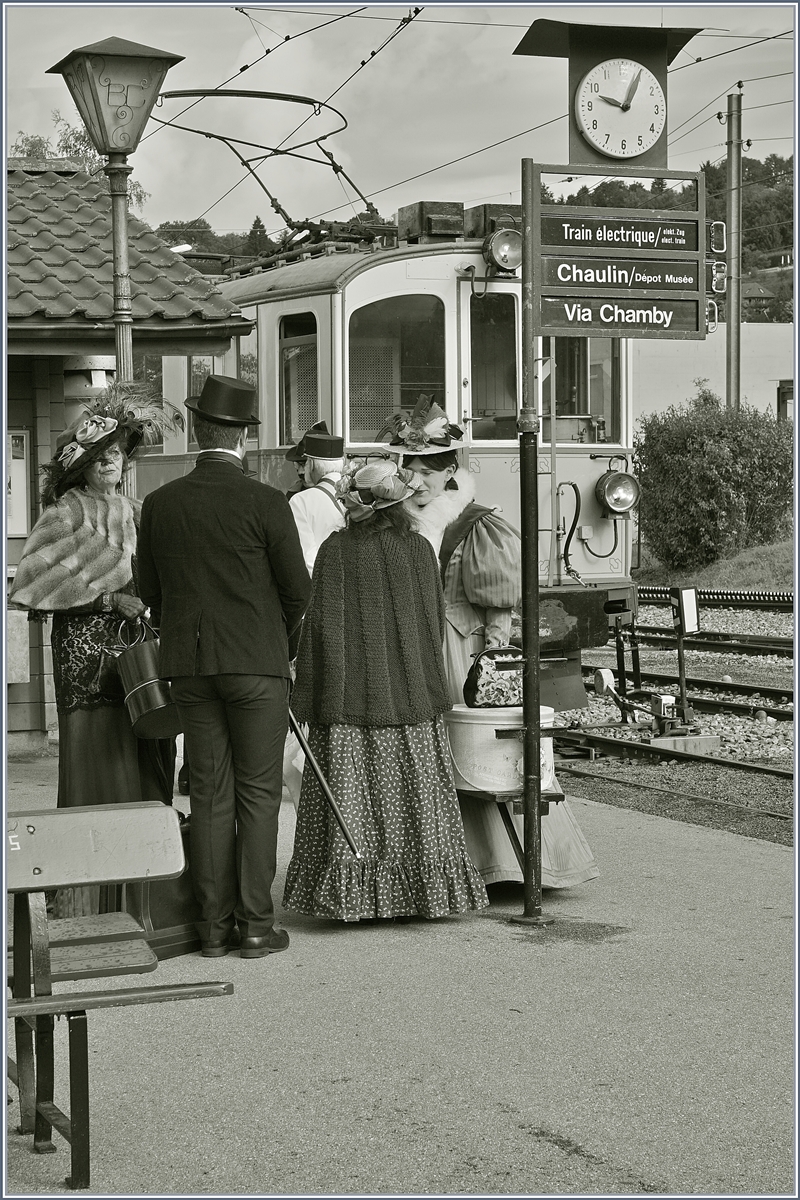 Belle Epoque der Blonay - Chamby Bahn mit zeigenössichen Reisenden und den MCM BCFe 4/4 N° 6 am 17. Sept. 2017.