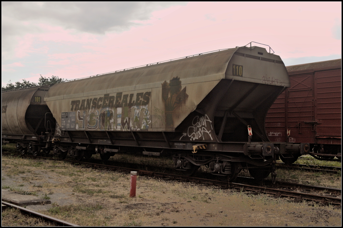 Bereits mit Graffiti-Tags beschmiert ist der Wagen Transcerealis 110, ein vierachsiger Drehgestell-Sonderwagen der Gattung Uagps zum Transport von Getreide oder Cerealien des Einstellers Ermewa SA. Mit zwei anderen Wagen der Groupe Ermewa konnte er am 25.08.2018 in Wittenberge entdeckt werden (33 RIV 87 F-ERMD 9333 618-5 Uagps).