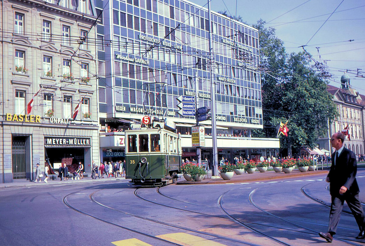 Berner Be 2/2 als Regelkurse am 28.September 1969: Wagen 35 beim Einbiegen zum Hirschengraben. 